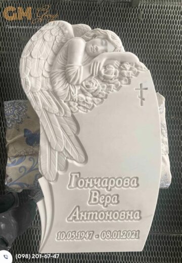 Красивый памятник женщине из белого мрамора с  цветами и ангелом №7826