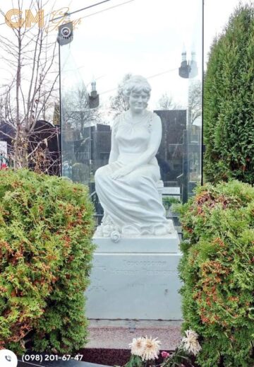 Надгробний пам'ятник жінці із білого мармуру у вигляді скульптури №7828
