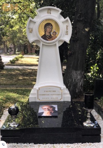 Сучасний пам'ятник чоловікові з білого мармуру та чорного граніту у формі хреста №7831