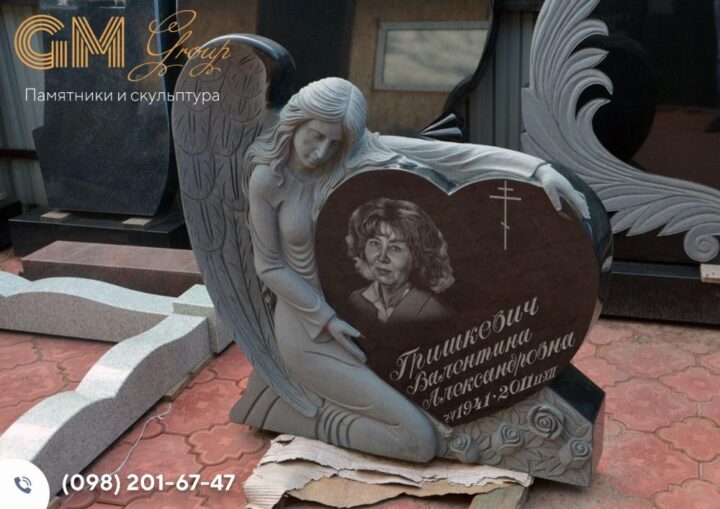 Красивый памятник женщине из черного гранита в форме сердца и скульптурой ангела №7837