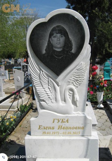 Красивый памятник женщине из белого мрамора в форме сердца с цветами №7840