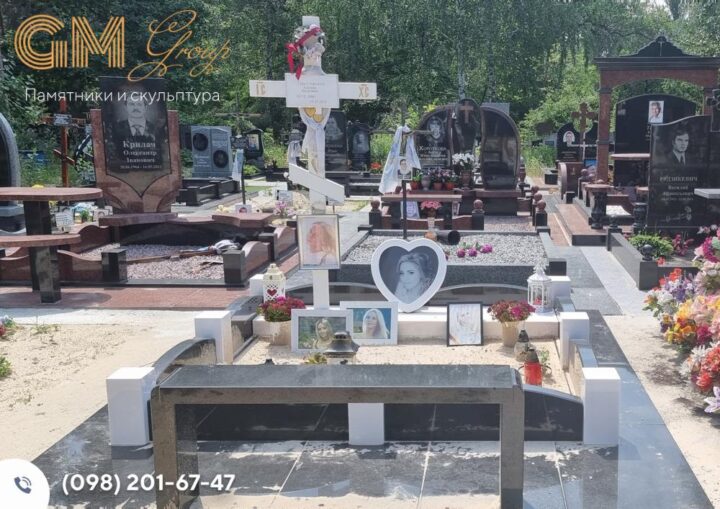 Надгробный памятник женщине из черного гранита и белого мрамора в форме сердца с крестом №7842