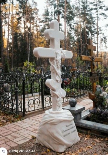 Красивий пам'ятник жінці з білого мармуру у формі хреста №7846