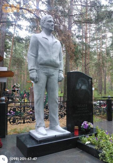 Надгробний пам'ятник чоловікові з чорного граніту та скульптурою у повний зріст №7853