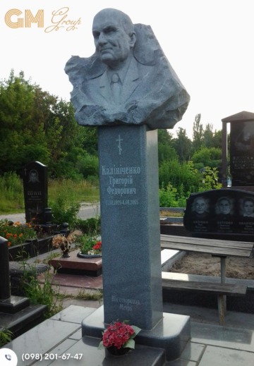 Надгробный памятник мужчине из серого гранита в форме бюста №7864