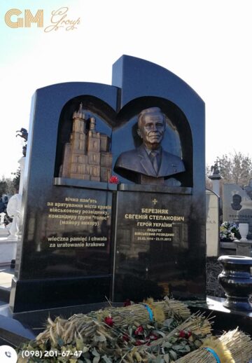 Красивий пам'ятник чоловікові із чорного граніту з бюстом із бронзи №7874