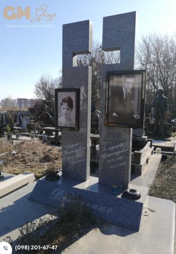 Сучасний подвійний пам'ятник чоловікові та жінці із сірого граніту у формі хреста №7877