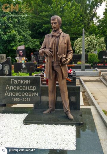 Елітний пам'ятник чоловікові з чорного граніту зі статуєю людини з бронзи у повний зріст №7878