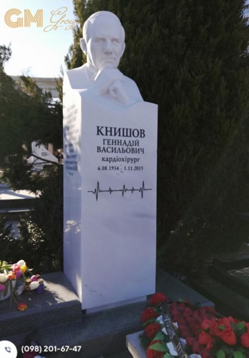 Надгробний пам'ятник чоловікові з білого мармуру у формі бюста №7881