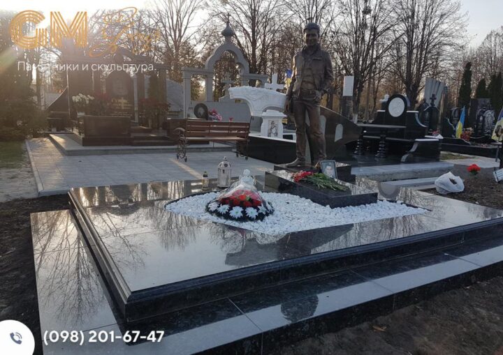 Надгробный памятник мужчине из черного гранита и статуей из бронзы №7895