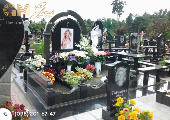 Современный мемориал женщине из черного гранита и белого мрамора с колоннами, скульптурой ангела и цветным портретом №7909