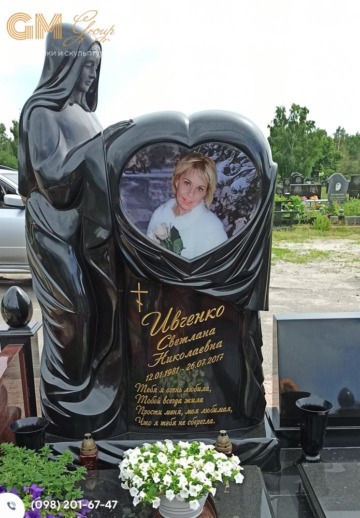 Тройной мемориал женщине из черного и красного гранита в форме сердца со скульптурой №7912