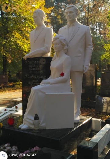 Тройной семейный памятний мужчинам и женщине из черного гранита и скульптур из белого мрамора №7918
