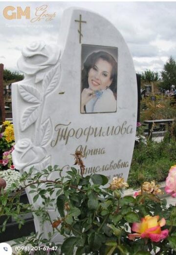 мраморный памятник женщине с цветком №7929