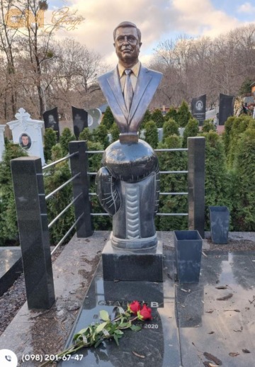Сучасний надгробний пам'ятник чоловікові з чорного граніту та бронзового бюста №7942