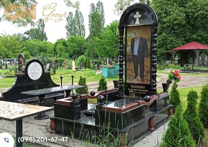 элитный мемориал мужчине из красного и черного гранита с цветным портретом в полный рост №7943