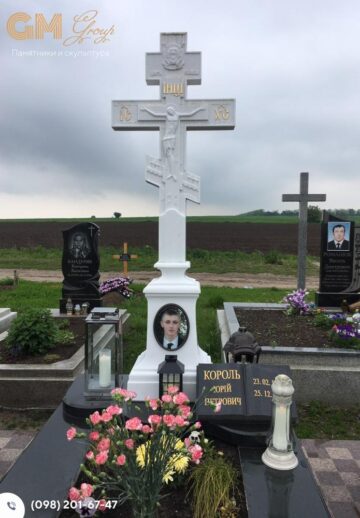 Современный надгробный памятник мужчине из белого мрамора и черного гранита в форме креста с книгой №7956
