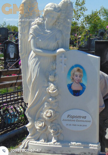 Современный надгробный памятник женщине из белого мрамора с цветами и скульптурой ангела №7957