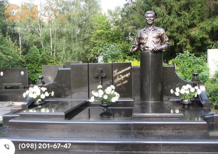 Меморіальний комплекс чоловікові з чорного граніту з хрестом та бронзового бюста №7959