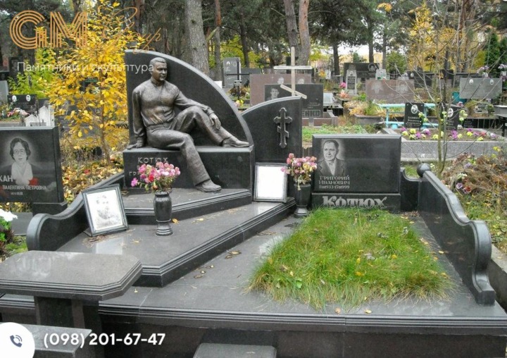 Современный памятник мужчине из черного гранита с фигурой из бронзы в полный рост №7961