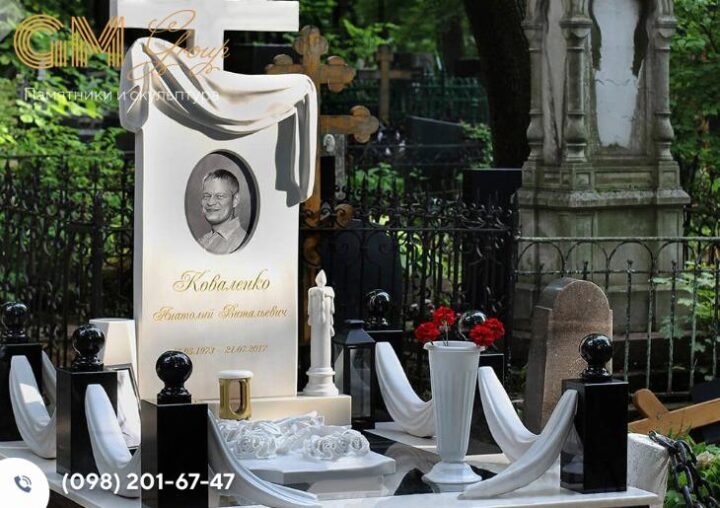 Красивий надгробний пам'ятник чоловікові з білого мармуру з хрестом №7962