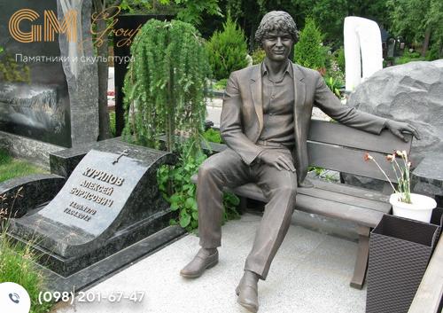 Красивый надгробный памятник мужчине из черного гранита и скульпутрой человека из бронзы в полный рост №7973