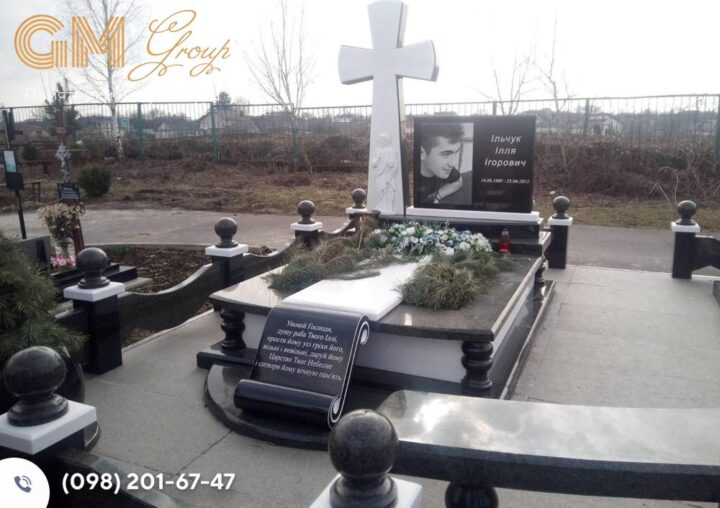 Надгробний пам'ятник чоловікові з білого мармуру та чорного граніту з хрестом №7980