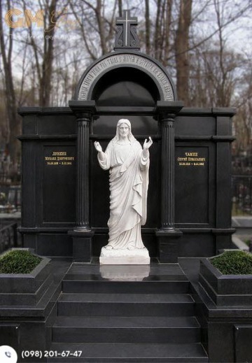 Красивый двойной памятник из черного гранита и белого мрамора со скульптурой в полный рост и крестом №7988
