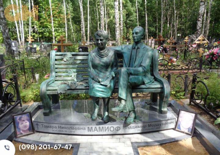 Красивий пам'ятник жінці та чоловікові з бронзових скульптур та плитою із чорного граніту №7994