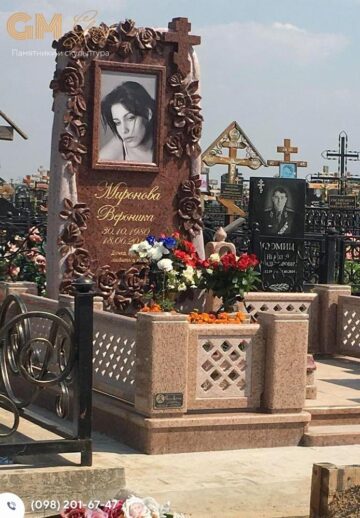 Надгробний пам'ятник жінці з червоного граніту та хрестом з квітами №8009
