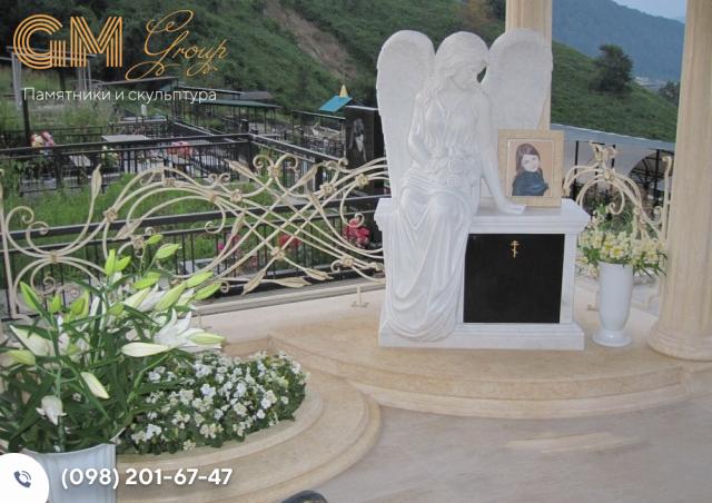 Мемориальный комплекс памятник ребенку из черного гранита и белого мрамора в форме ангела №8021