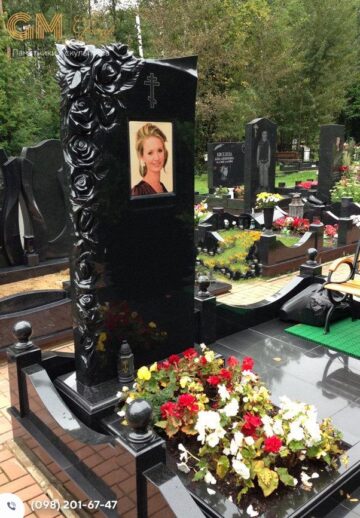 Сучасний надгробний пам'ятник жінці із чорного граніту з квітами №8031