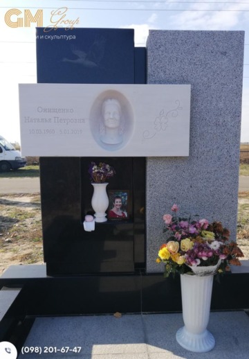 Одинарний надгробний пам'ятник жінці із сірого, чорного граніту та мармуру №8034