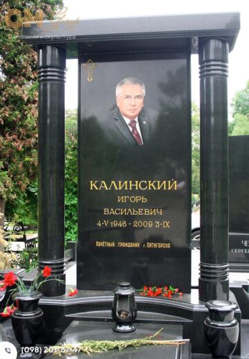 Елітний пам'ятник чоловікові із чорного граніту з колонами та кольоровим портретом №8047