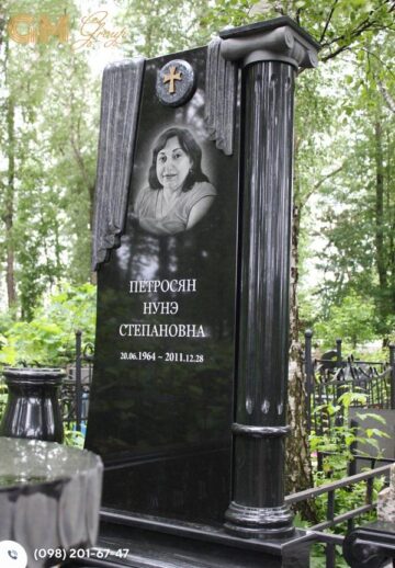 Красивий одинарний пам'ятник жінці із чорного граніту з колоною №8051