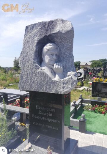 Одинарний пам'ятник чоловікові із чорного граніту та скульптурою з каменю №8056