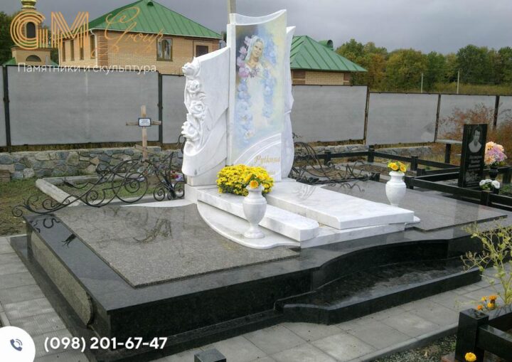 Красивий пам'ятник жінці з білого мармуру, чорного та сірого граніту з квітами №8070