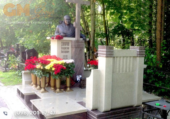Мемориал мужчине из гранита и мрамора с крестом и скульптурой №8073