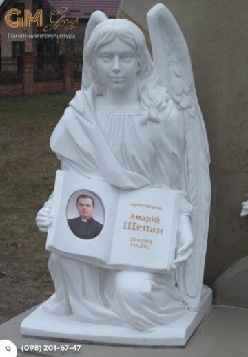 Надгробный памятник мужчине из белого мрамора в форме скульптуры ангела с книгой и цветным портретом №8081