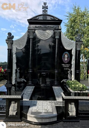 Современный мемориал женщине их черного гранита с колоннами и скульптурами ангелов №8082
