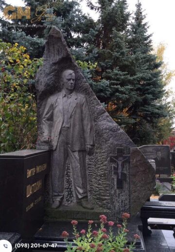 Одинарный памятник из черного гранита с барельефом мужчины №8088