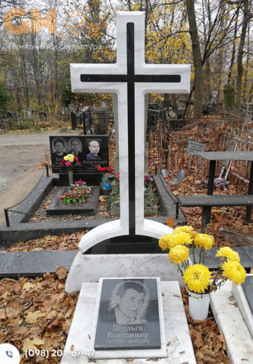 Надгробний пам'ятник чоловікові із чорного та білого граніту у формі хреста №8090