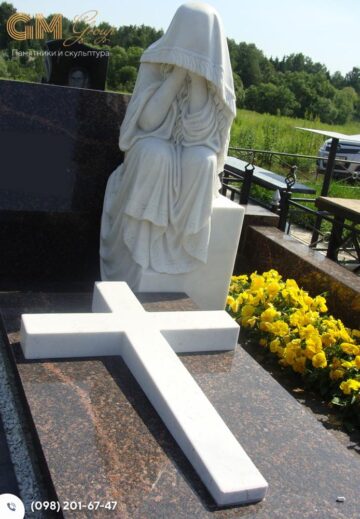 Красивий пам'ятник із червоного граніту та білого мармуру у формі скульптури та хреста №8100