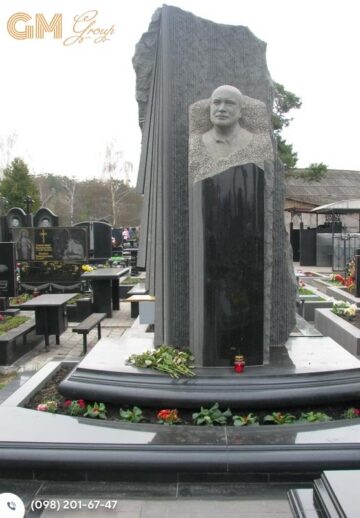 Надгробный памятник мужчине из черного гранита со скульптурой №8102