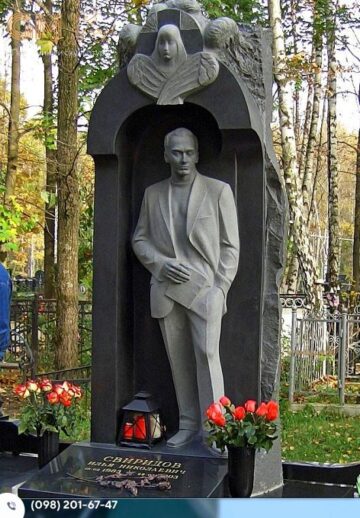 памятник мужчине со скульптурой №8131