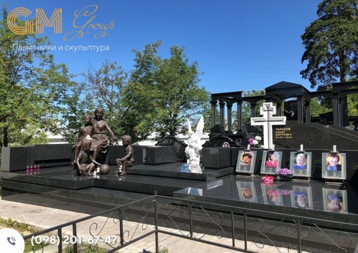 Красивый мемориал женщине и детям из черного гранита и белого мрамора в виде скульптуры ангела и креста с бронзовыми статуями№8137
