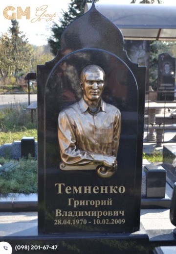 Сучасний пам'ятник чоловікові із чорного граніту з бюстом із бронзи №8139