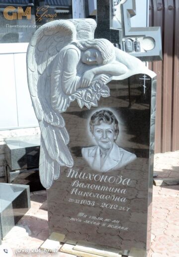 Красивый надгробный памятник женщине из черного гранита в форме скульптуры ангела с цветами №8143