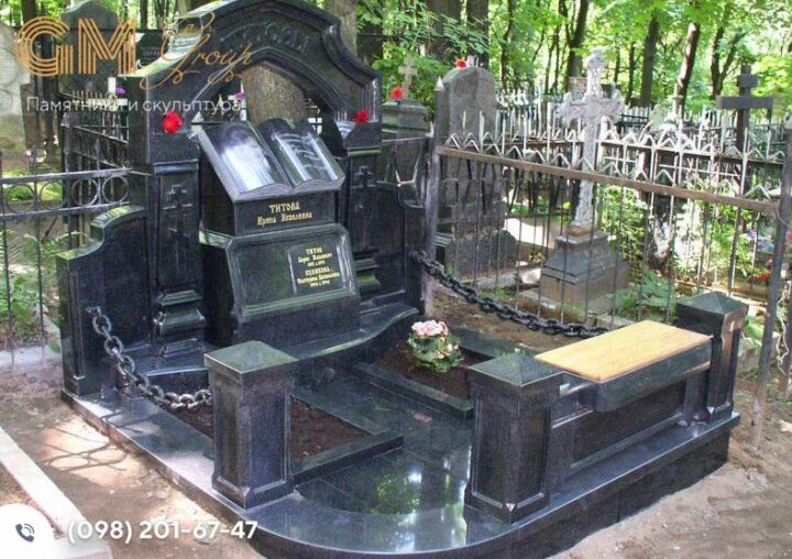 Красивый мемориал женщине из черного гранита с колоннами, книгой и крестами №8144