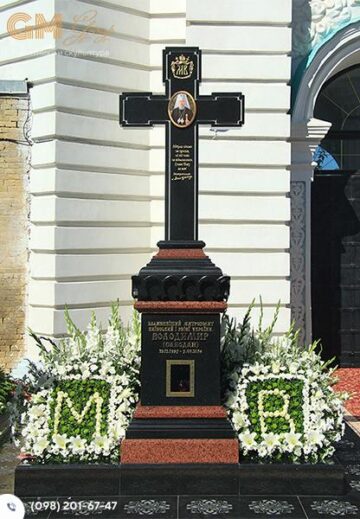 крест на могилу из черного гранита №8175